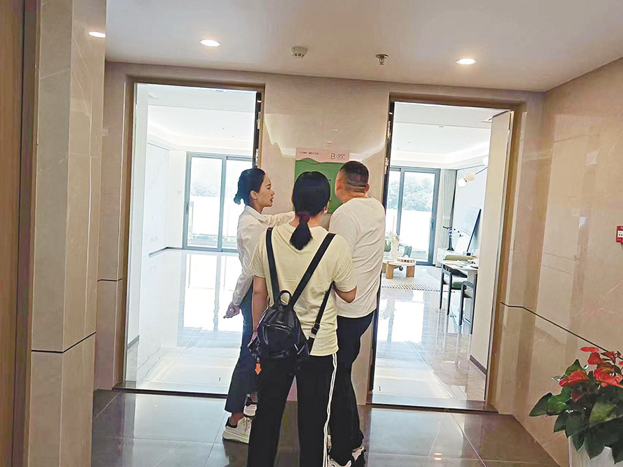 ◆有業主在國慶期間外出看房。