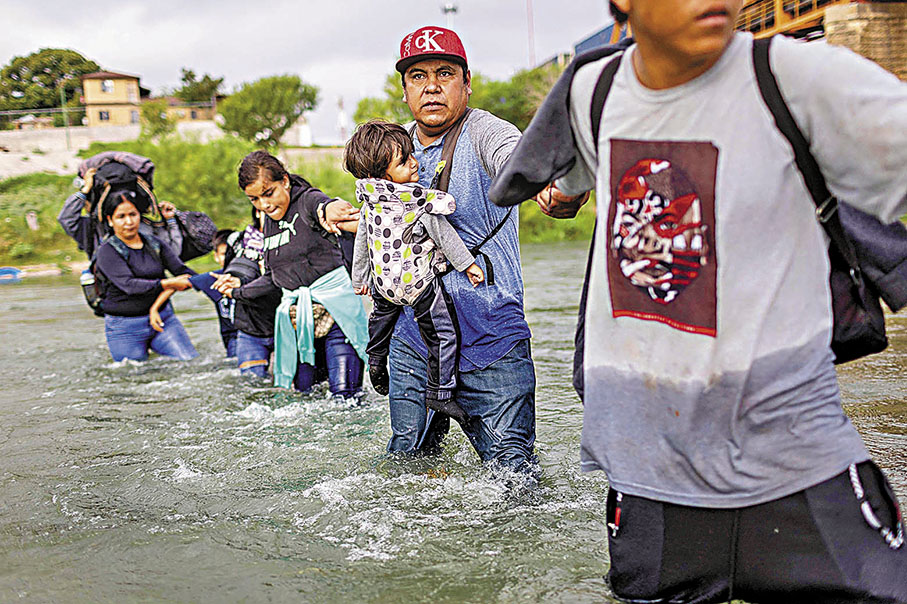 ◆非法移民穿越邊境進入美國的人數，在9月創2023年新高達21萬。 路透社