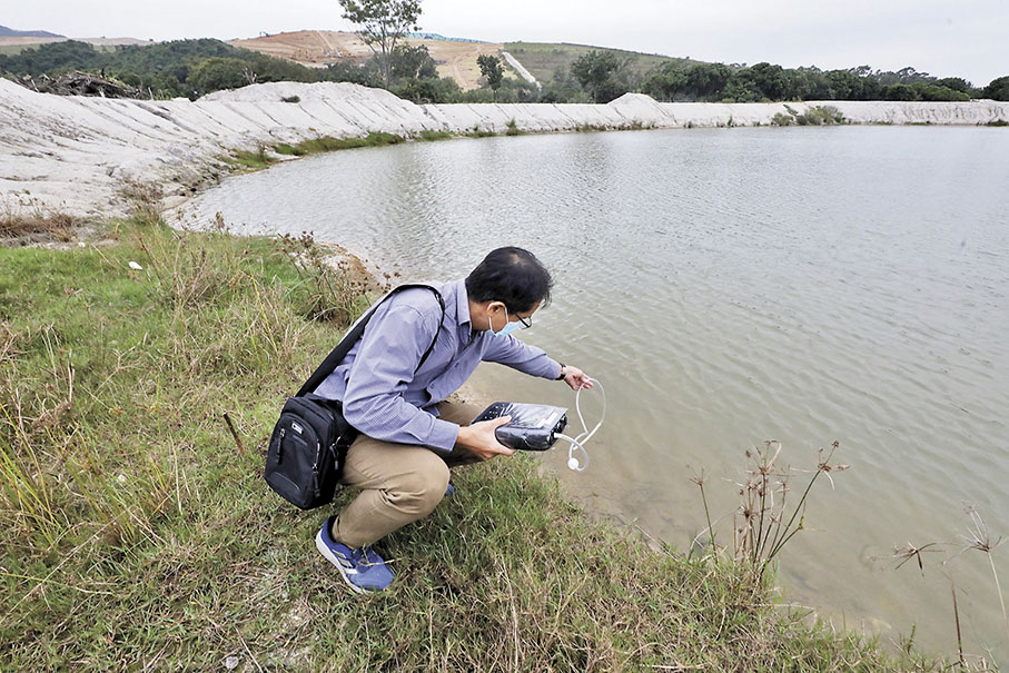 ◆化驗人員抽取魚塘水質及泥土樣本作化驗。 香港文匯報記者郭木又  攝