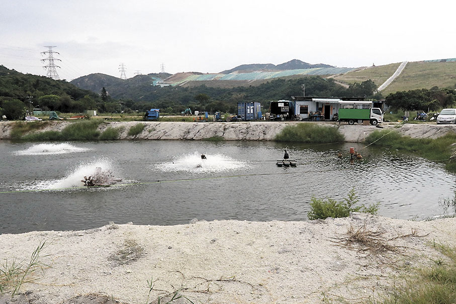 ◆堆填區與魚塘相距僅約百米。  香港文匯報記者北山彥  攝