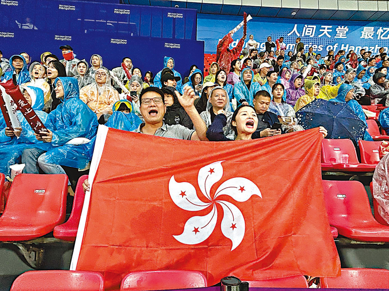 ◆ 杭州市民手持香港區旗為港足打氣。香港文匯報記者敖敏輝  攝