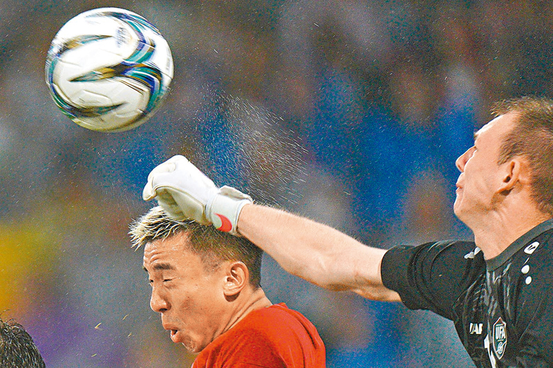 ◆李毅凱（左）的頭槌被對方門將化解。香港文匯報記者麥鈞傑  攝