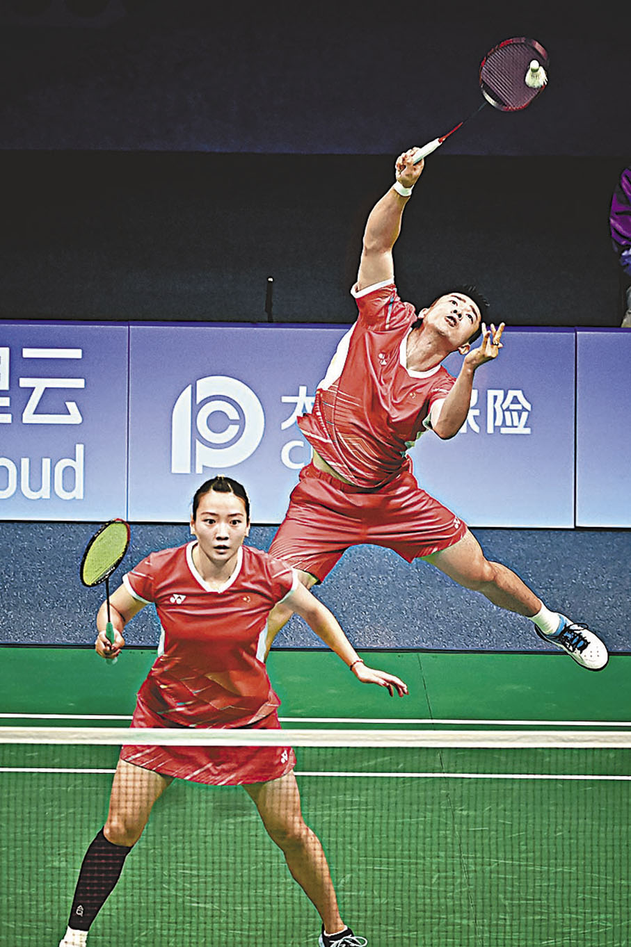 ◆鄭思維（上）和黃雅瓊在比賽中。  新華社