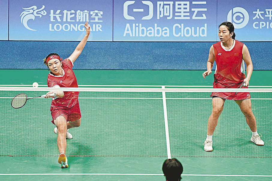 ◆陳清晨（左）和賈一凡在比賽中。  路透社