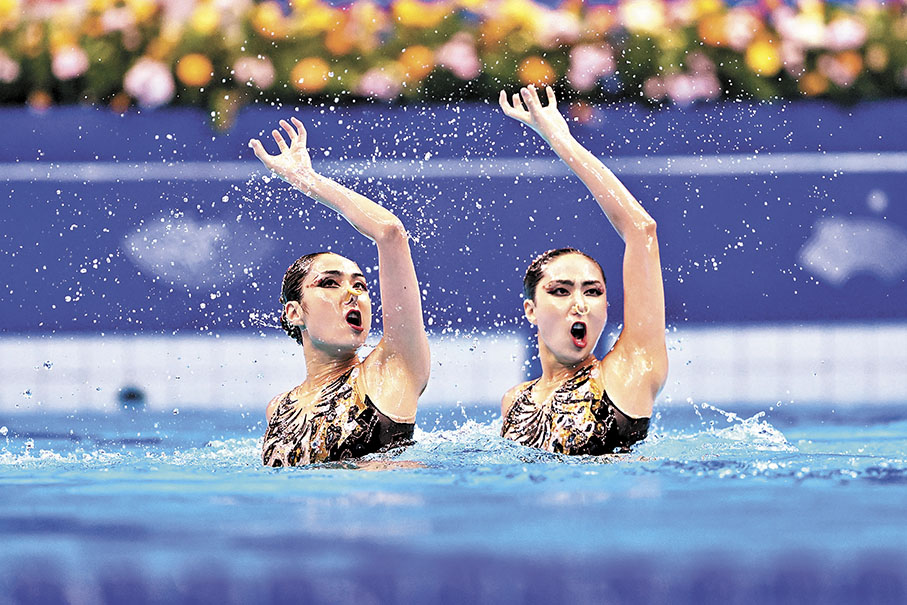 ◆王柳懿和王芊懿在雙人自由自選比賽中。  新華社
