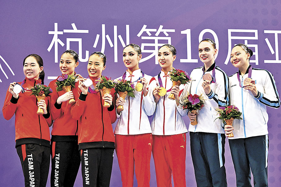 ◆冠軍中國隊（中）、亞軍日本隊（左）和季軍哈薩克斯坦隊在頒獎儀式上。  新華社