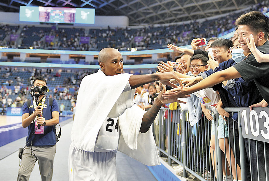 ◆多國代表團盛讚杭州人民友好。圖為杭州觀眾為約旦籃球運動員打氣。資料圖片