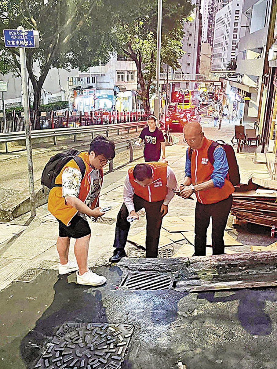 ◆18區民政處和關愛隊齊齊出動，巡查區內的水浸黑點、清理渠道和提供沙包等，以及家訪提醒長者做好防風措施。