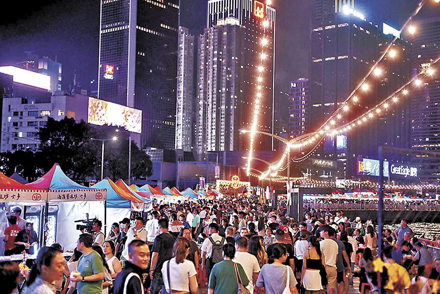 ◆香港特區政府入境處在黃金周期間錄得近110萬內地旅客人次訪港，平均每日約14萬內地客入境，其中45%更為過夜旅客，圖為不少遊客參與的「海濱藝遊坊」活動。