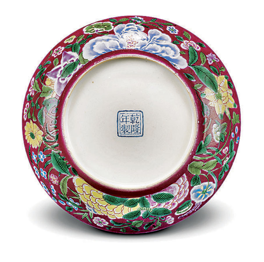 ◆清乾隆胭脂紅地琺瑯彩九秋紋盤。