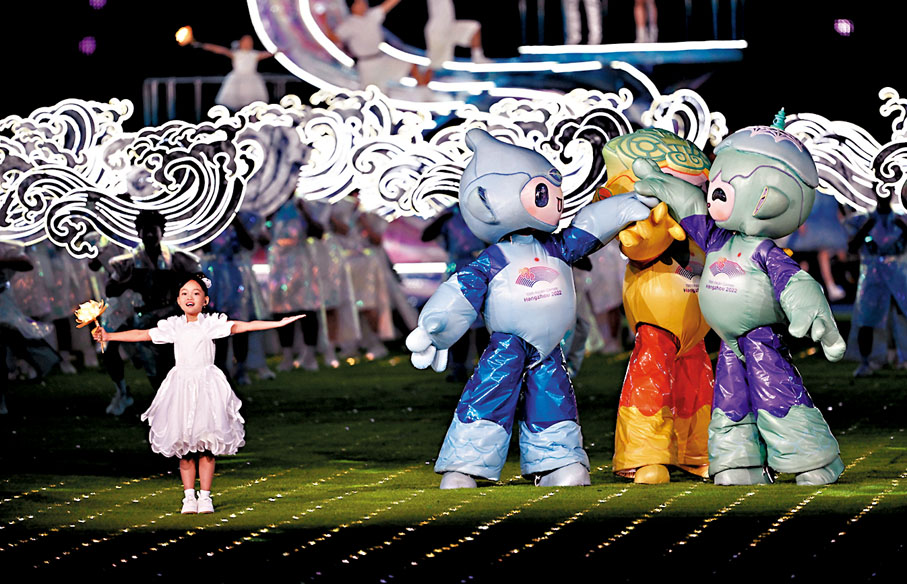 ◆小女孩手捧象徵本屆亞運會的「記憶之花」送給所有參加者。  新華社