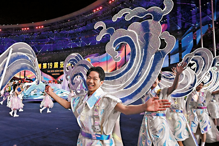 ◆演員在閉幕式上表演。  新華社
