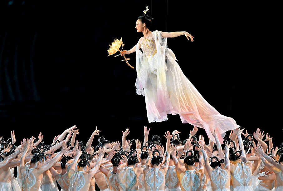 ◆「荷桂少女」在空中超越邊界、飛躍全場，地面的「露珠少女」群舞旋轉湧動。 新華社