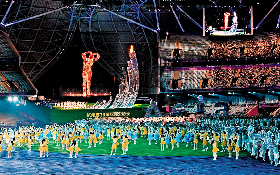 ◆「數字火炬人」與現場及電視觀眾互動。新華社