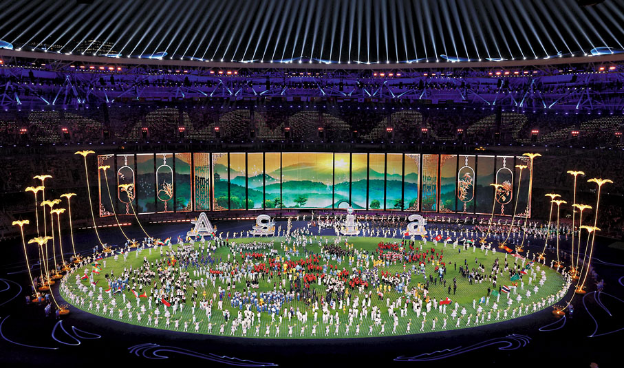 ◆借助虛擬AR視效，19朵向上生長的巨型桂花、周圍的AR璀璨之花、「Asia」車台以及動物操偶，共同構成蓬勃生長的「亞洲花園」。新華社