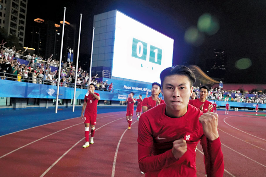 【港足奇跡】「亞運還沒開幕，他們就已經回來了。」港足在過往的亞運往往受盡白眼，但在今屆，他們卻是港代表團中在杭州待的時間最長的代表隊，雖然港足最後仍然未能站上頒獎台，不過相信無論你是不是球迷，都能感受到港足擊敗伊朗之後那股轟動全城的興奮，這個價比千金的「1：0」，將會是香港足球史上其中一個最偉大的時刻。