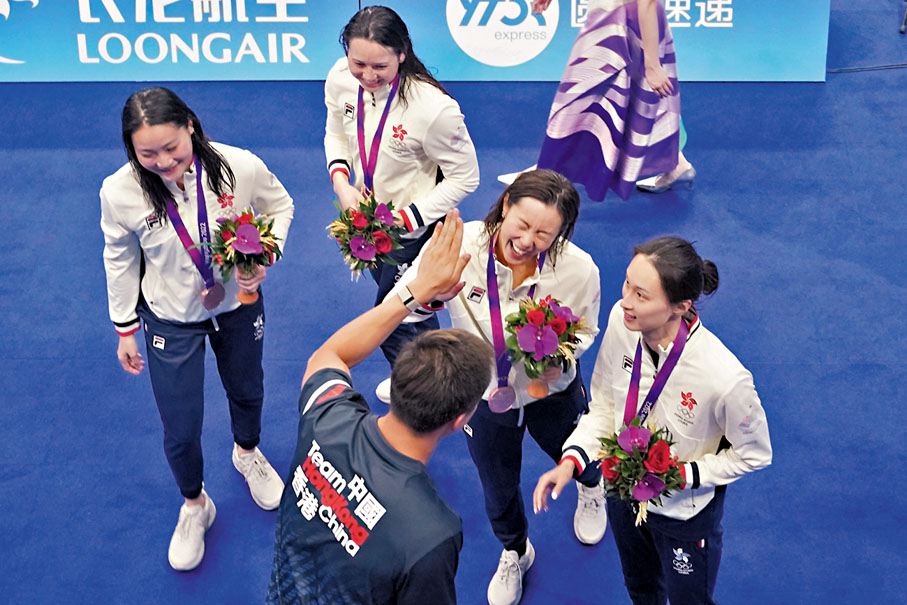 【老將謝幕】13歲已成為香港紀錄保持者，參加過四屆奧運、本地泳壇一代名將歐鎧淳終於在杭州完成自己最後一次亞運之旅。今屆她在亞運兩個游泳個人項目均列「梗頸四」，卻沒想到在接力項目因對手搶跳而收穫一面銅牌。雖然已經31歲，身經百戰，不過失而復得的興奮仍然躍然臉上，亦令她的亞運「告別式」增添了幾分傳奇。
