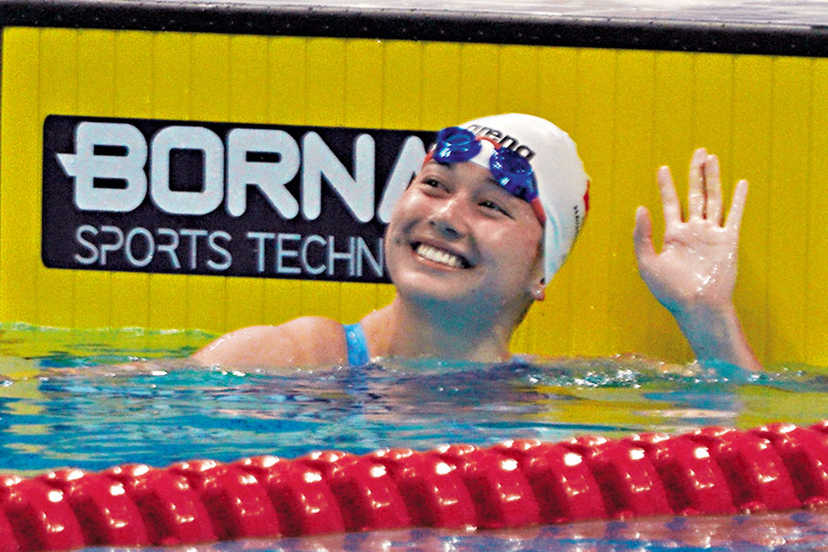 【快樂人魚】今屆亞運參加8個項目、取得2金1銀3銅合共6面獎牌的好成績，何詩蓓令世人知道香港這個彈丸之地，也能培育出一名世界級泳手。更難得的是每次比賽無論輸贏，這位「美人魚」上水後均會展露招牌的甜美笑容，將夢想化為事業並且樂在其中，或許這就是她強大的秘訣。