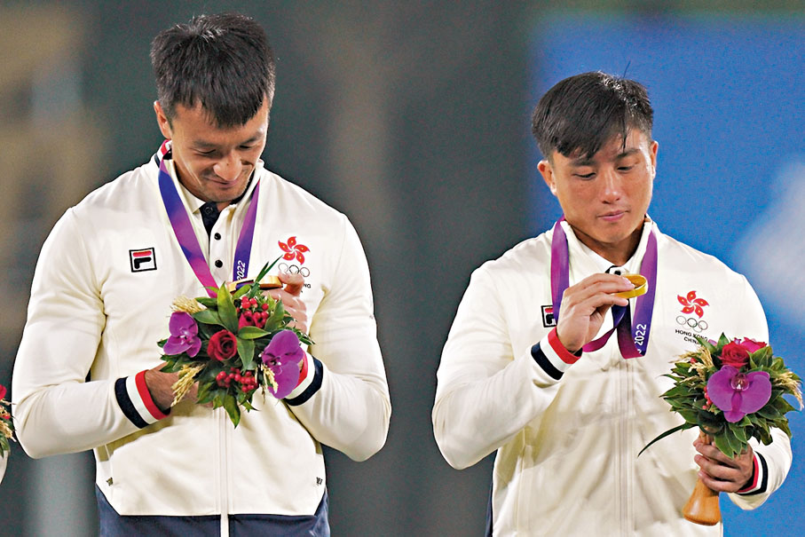 【真情流露】香港七人欖球隊於杭州亞運成功衛冕，4強賽絕殺日本一戰堪稱經典，兩名華將功臣姚錦成及李卡度亦已功成身退，以一面金牌為自己的亞運歷程畫下完美句號。在頒獎台上兩人情不自禁地拿起手中的獎牌反覆欣賞，臉上的笑容充滿欣慰和滿足，對為夢想付出一切的運動員而言，沒有比這更珍貴了。