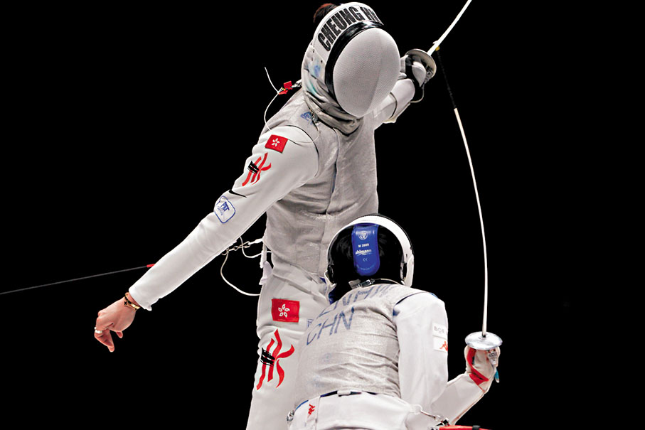 【劍心沉穩】劍擊是一項充滿偶然性的運動，無論往績有多亮麗、訓練有多刻苦，臨場狀態才是決定一切的關鍵。東奧金牌的光環令張家朗在亞運成為「眾矢之的」，4強賽驚險反勝、決賽勢如破竹，不變的只有他沉着應戰的態度，居高臨下的出劍姿態，正是張家朗強大心理質素的最佳寫照。