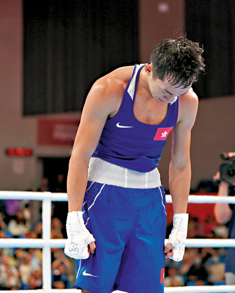 【無悔無憾】曾經站在香港體壇的頂端，曹星如本可急流勇退永遠頂着「不敗拳王」的光環，但他堅持繼續自己的拳擊夢，以36歲之齡首次踏上亞運擂台……落敗後的曹星如向着四周的觀眾鞠躬致謝，就算結果未能盡如人意，但他挑戰自我的勇氣已足以成為所有人的榜樣。