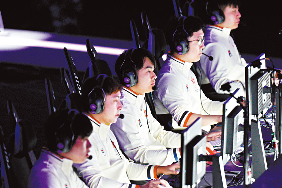 【破舊立新】無論是電競還是棋牌，很多人仍然帶着刻板印象去看待這些項目，認為他們不該出現在亞運會上。但其實這些選手想要為港爭光的決心，與所有運動員並無二致，尤其是他們大多在沒有支援的情況下堅持着，奪得獎牌或許仍不足以扭轉外界的看法，不過他們至少證明了，通往夢想的道路不該只有一條，而成功的定義，亦不應只有一個。