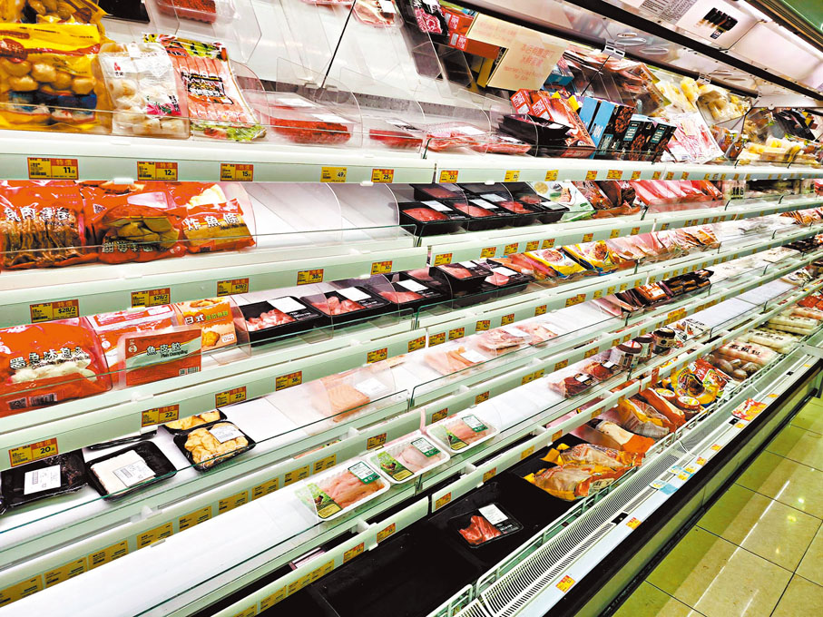 ◆藍田一間超市部分貨架出現售罄。香港文匯報記者吳健怡  攝