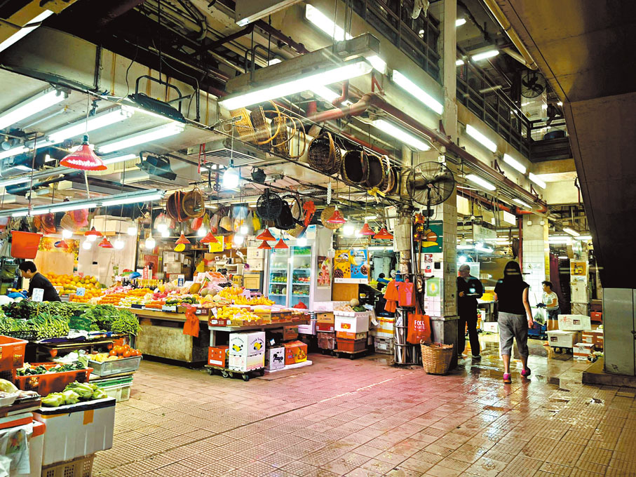 ◆沙田一個街市的菜檔基本照常營業，蔬果充足。香港文匯報記者郭倩  攝