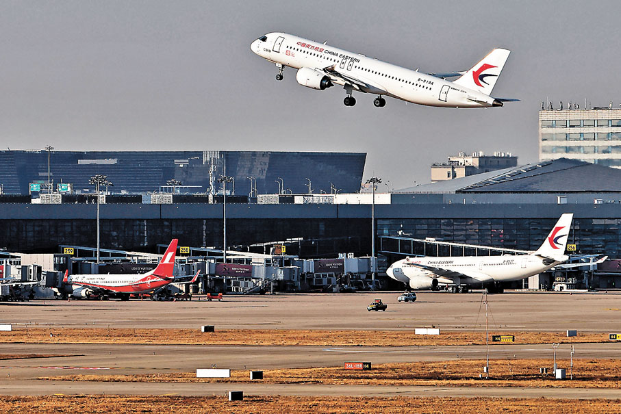 ◆東航全球首架C919飛機從上海虹橋機場起飛。 資料圖片