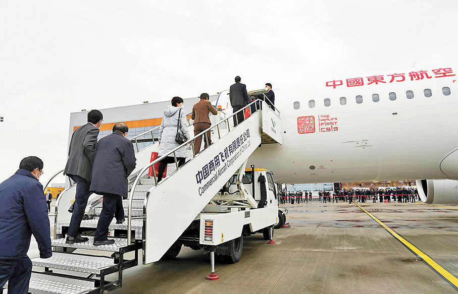 ◆2022年12月9日，C919準備從上海浦東飛往虹橋完成「首秀」飛行，乘客有序登機。 資料圖片