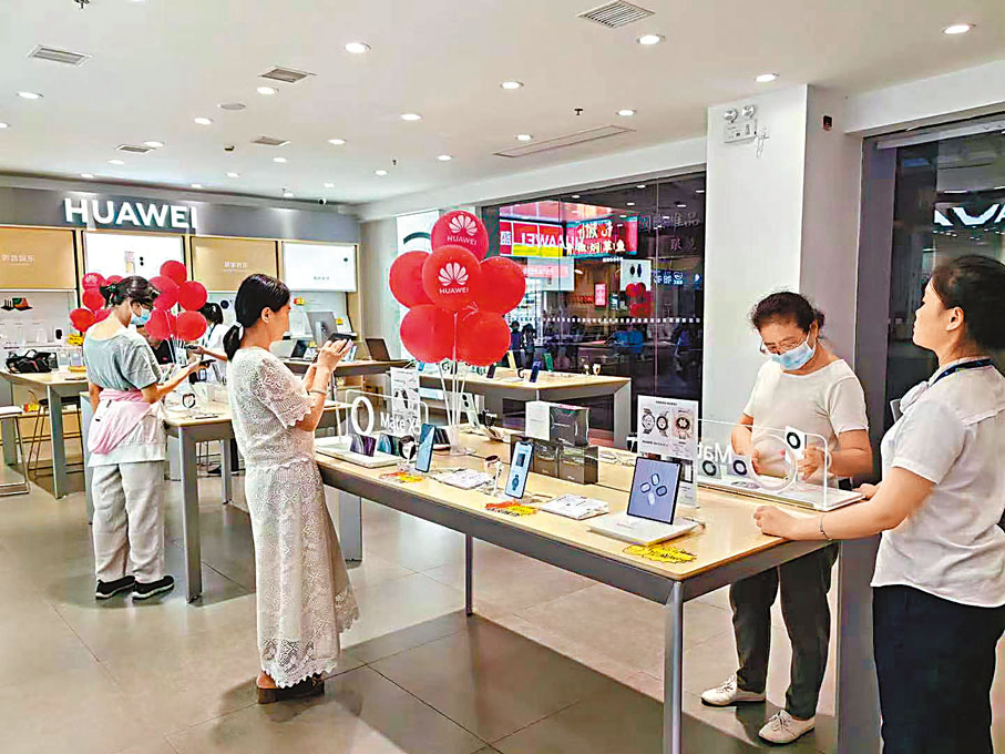 ◆黃金周期間，不少顧客進入華為專賣店諮詢Mate 60系列手機。