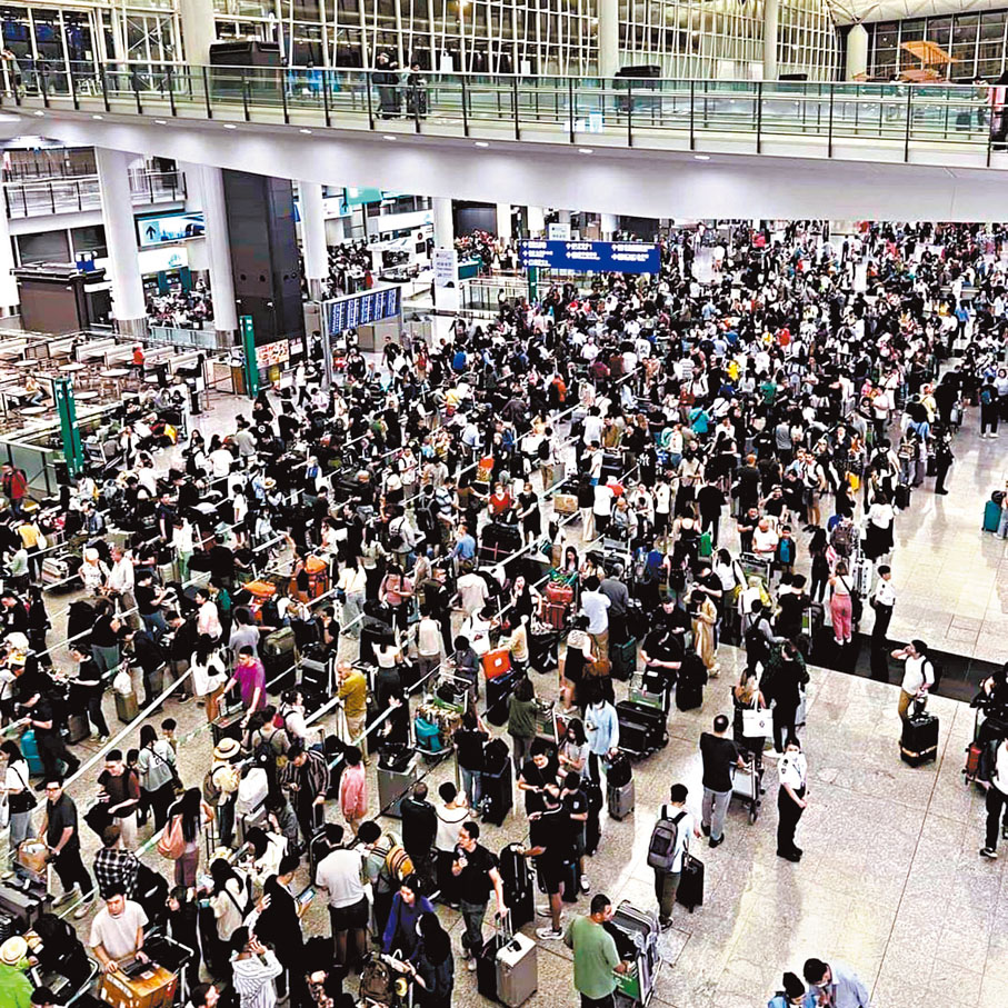 ◆機鐵快線前晚停駛後,機場滯留大批旅客,等的士平均需要三小時。