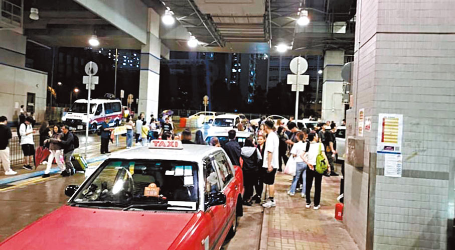◆大圍港鐵站附近的士站,大批市民等車。 網上圖片