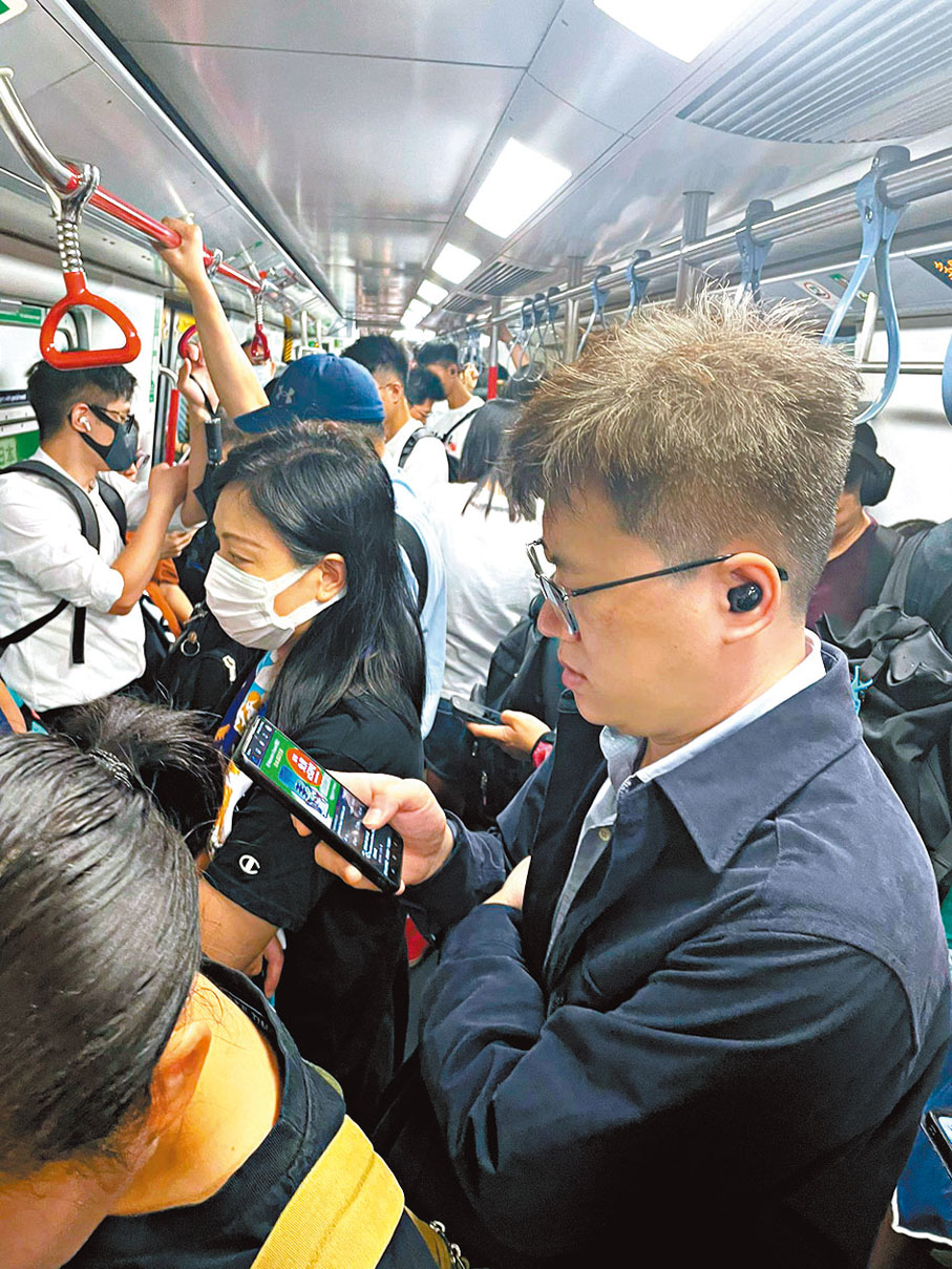 ◆荃灣線往中環方向的地鐵車廂擠迫。
