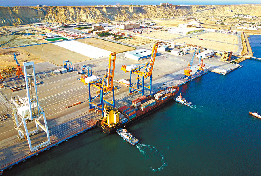 ◆ 2013年10月3日，中國提出共建21世紀海上絲綢之路。它與同年中國提出的絲綢之路經濟帶共同構成「一帶一路」，開啟了國際合作的嶄新篇章。圖為2018年航拍的照片顯示，一艘貨櫃輪停靠在巴基斯坦瓜達爾港。 新華社