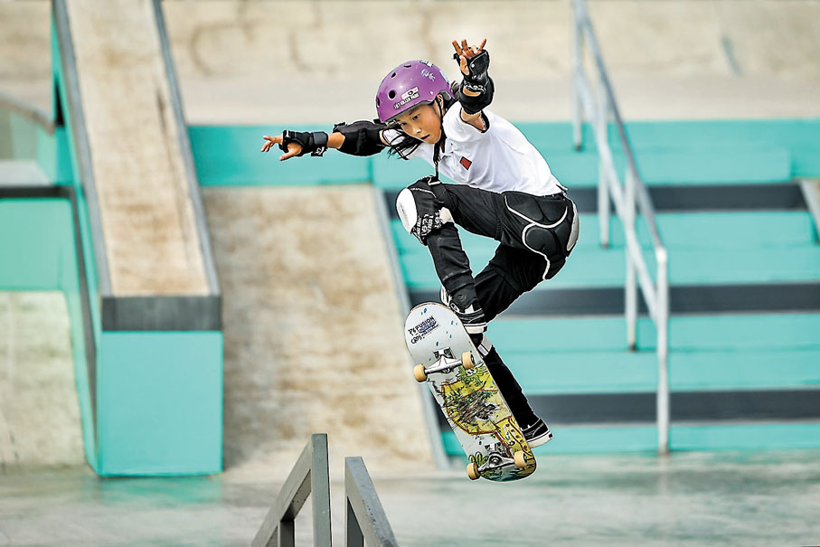 【崔宸曦　中國，滑板】在杭州亞運會滑板項目女子街式決賽中，中國選手崔宸曦奪得金牌。作為本次亞運會中國代表團年齡最小參賽選手，崔宸曦13歲的年紀惹人注目，奪得這枚金牌，她更成為中國亞運歷史上年齡最小的金牌得主。2020年，10歲的崔宸曦才與滑板正式結緣，天賦和努力的加持下一路滑進了國家隊，走上亞運賽場。 