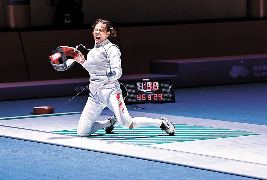 【黃芊芊　中國，劍擊】人生第一次參加綜合性國際大賽，黃芊芊就獻上「史詩級」表現。在女子花劍8強中，「00後」黃芊芊面對亞洲排名第一的日本名將東晟良，在「決一劍」中取得勝利。決賽對陣日本選手上野優佳，大比分戰勝對手。這是2002年釜山亞運會後，中國女花時隔21年再獲亞運個人金牌，其含金量不言而喻。 