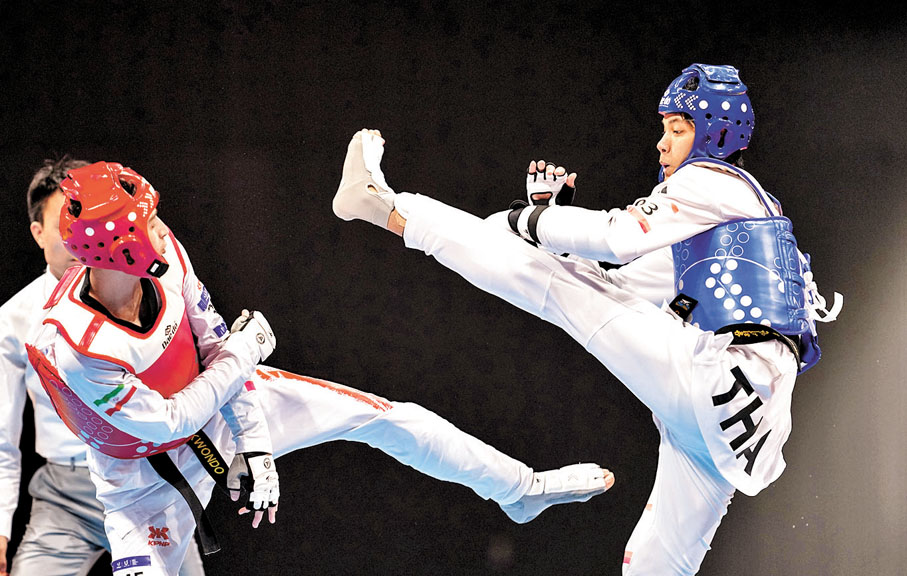 【班隆杜丁當　泰國，跆拳道】杜丁當（右）是2022年開始出現在跆拳道國際賽場上的一顆新星。2022年8月，他就在青少年世錦賽上一舉摘取58公斤級銀牌，2023年6月他首次作為成人參加國際賽事，又在世錦賽上奪取63公斤級銀牌。在杭州，他的首次亞運之旅，一路遊刃有餘地將63公斤級金牌收入囊中。