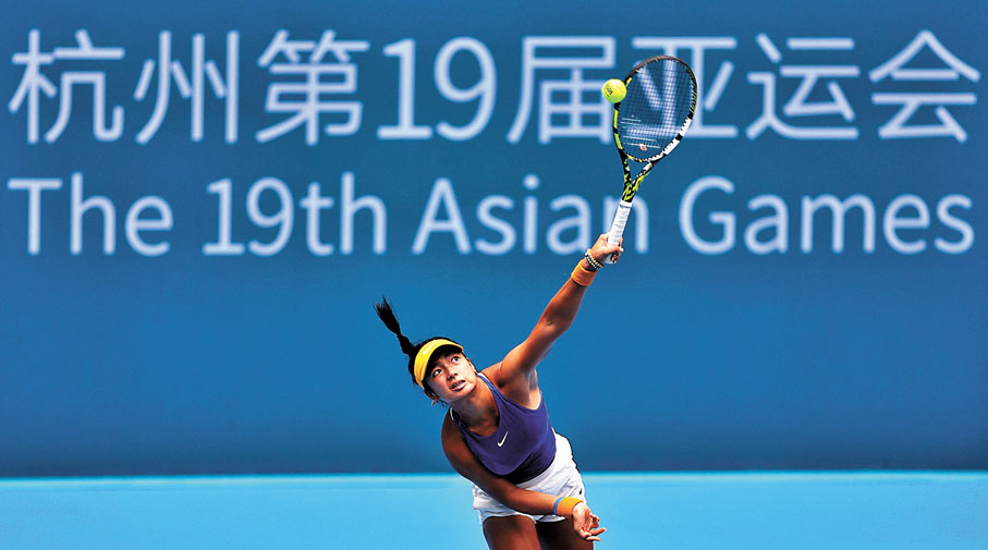 【亞歷克莎埃亞拉　菲律賓，網球】逆風行走，雖敗猶榮。在杭州亞運會的網球賽場，來自菲律賓的18歲少女亞歷克莎埃亞拉引人注目，在8強首盤0：6慘敗的情況下她連扳兩盤晉級，準決賽更是多次挽救賽點。這位在菲律賓國內頗受關注的新星最終獲得女單、混雙兩面銅牌。