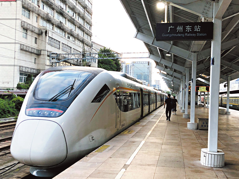 ◆廣深城際列車開行總數將增加近24%。圖為廣州東站。 香港文匯報記者方俊明  攝