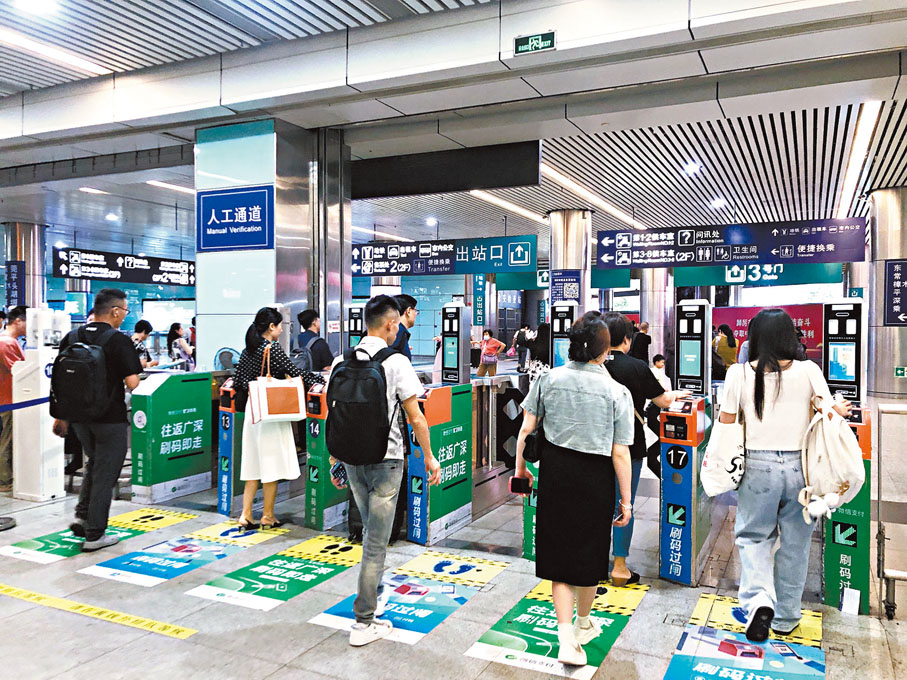 ◆深圳至廣州東「一站直達」列車將達12列。圖為旅客經廣州東站出行。香港文匯報記者方俊明  攝