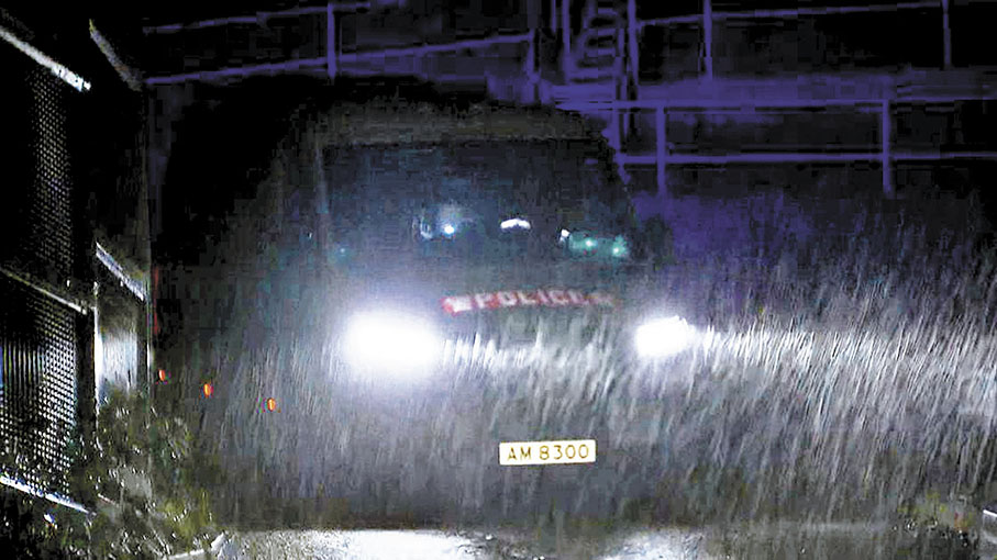 ◆警員用警車將少年送回家。 電視截圖