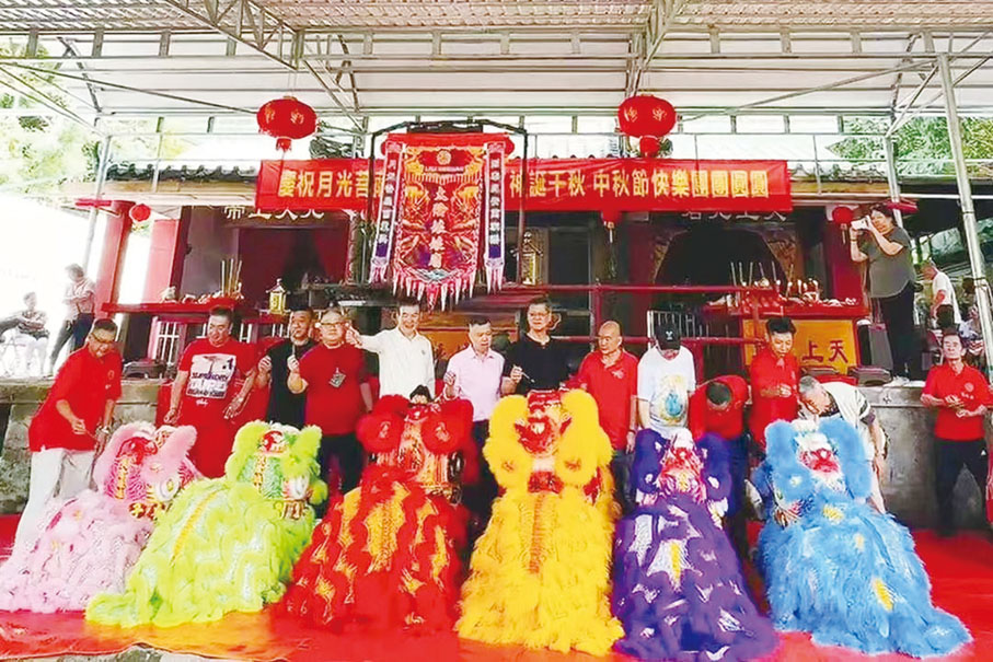 【活動一：舉辦慶祝月光菩薩（太陰娘娘）神誕千秋】9月29日（農曆八月十五日中秋節），在香港慈雲山太陰娘娘廟內舉行「慶祝月光菩薩（太陰娘娘）神誕千秋」慈善公益活動，劉錦燦與全體同仁及二百多位熱心公益慈善事業的善信共度中秋佳節。