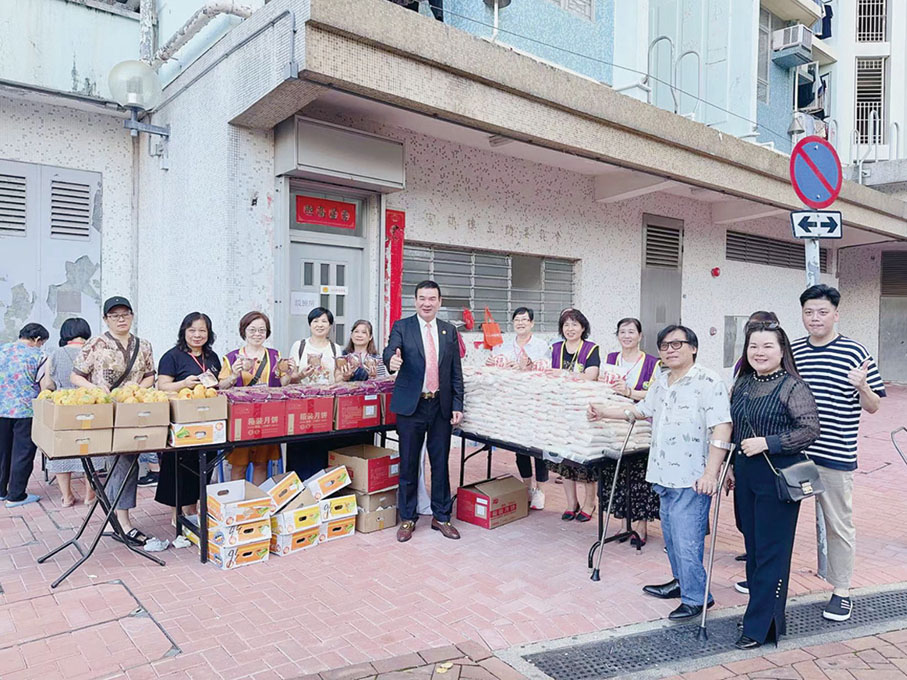 【活動二：派發物資予深水埗富昌邨長者】9月18日，劉錦燦代表香港慈雲山太陰娘娘廟，贊助支持健障互匡會關愛社區、敬愛老人活動，在深水埗富昌邨街坊派發逾400份福包，在中秋佳節前，讓更多殘疾人士及長期病患者獲得關懷，協助他們重回社區，活得更有尊嚴。