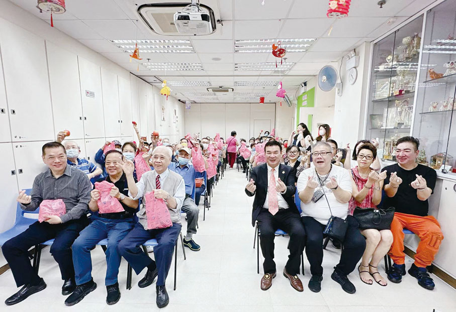 【活動八：聯同尖沙咀街坊福利會舉辦中秋敬老活動】9月27日，劉錦燦率領香港慈雲山太陰娘娘廟全體同仁，與尖沙咀街坊福利會理事長蘇仲平院士，在尖沙咀坊會松柏鄰舍活動中心舉行「把愛傳遞·愛滿金秋·温情敬老」中秋關愛、探訪活動，派發逾200份福包。