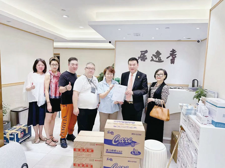 【活動九：探訪耆逸居安老院弘揚大愛】9月27日，劉錦燦率領香港慈雲山太陰娘娘廟義工探訪耆逸居安老院，派發中秋敬老福包，傳遞大愛。