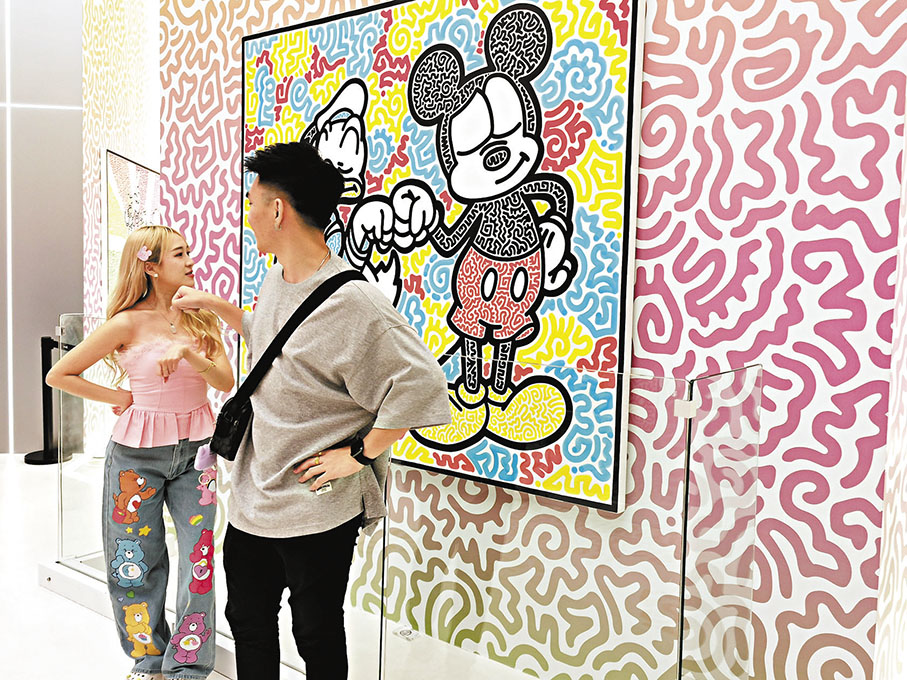 ◆遊客模仿唐老鴨與米奇的動作