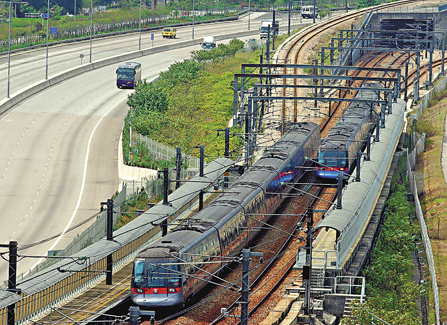 ◆田北辰建議，露天鐵路段加蓋以便列車在惡劣天氣下行走。圖為機鐵列車。 資料圖片