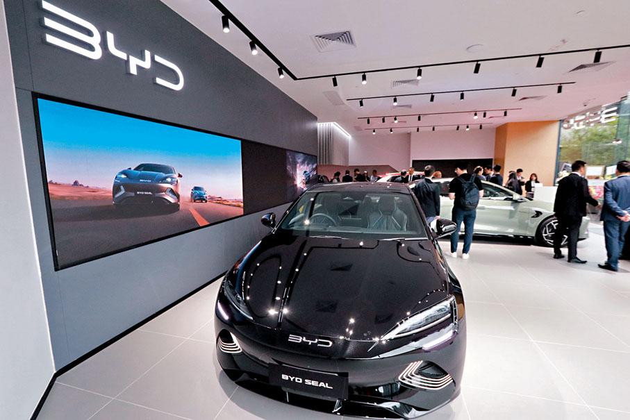 【BYD SEAL（海豹）雙馬達四驅高性能版】分雙馬達四驅高性能版及單馬達後驅長程版，前者0-100km/h僅3.8秒，續航力580公里；後者0至100km/h為5.9秒，續航力650公里。30%至80%充電時間最快約半小時。兩者一換一意向價分別約32.7萬（未連稅）及29.9萬元（未連稅）。