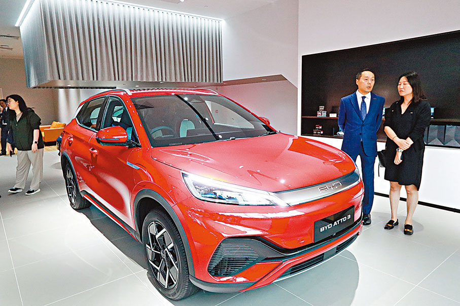 【BYD ATTO 3】比亞迪早前在港推出旗艦型及尊貴型ATTO 3電動車，其分別主要在於電池容量，前者為大電版60.4kWh，續航480公里；後者為細電版49.92kWh，續航410公里。兩者一換一意向價分別為28.8萬（未連稅）及25.8萬元（未連稅）。